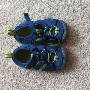 Boys Keens Size 8